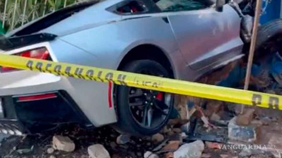 $!Mujer chocó su Corvette de más de 2 millones de pesos en la casa de su ex por despecho