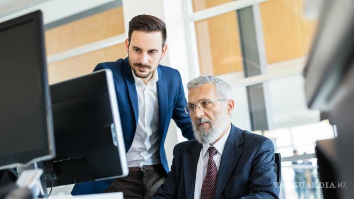 $!Otros argumentan que los trabajadores veteranos, sobre todo los que se resisten a adoptar IA, pueden ser reemplazados por empleados jóvenes apoyados por herramientas de IA | Foto: Especial