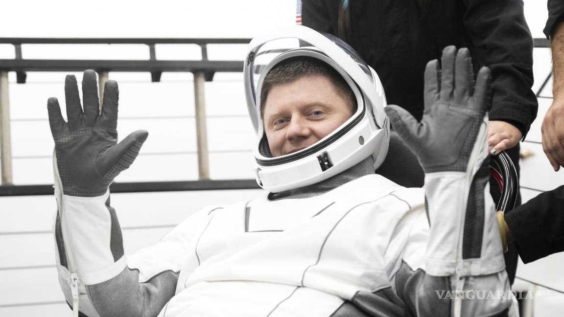 $!El cosmonauta de Roscosmos, Alexander Grebenkin, recibe ayuda para salir de la nave espacial SpaceX Dragon Endeavour.