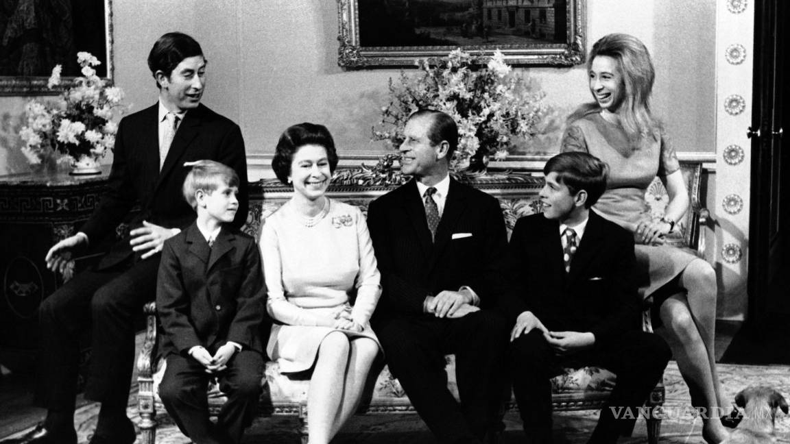 $!20 de noviembre de 1972, la reina Isabel II y el príncipe Felipe en el centro, el príncipe Carlos, el príncipe Eduardo, el príncipe Andrés y la princesa Ana.