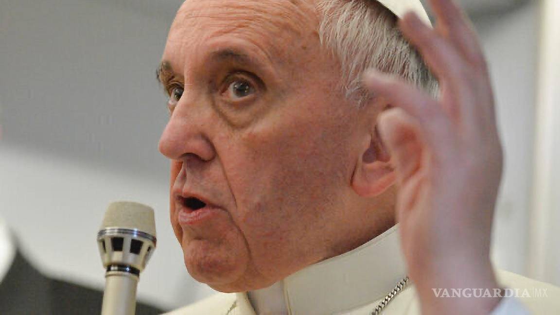 $!Al principio de su papado, Francisco señaló una postura más acogedora hacia las personas LGBTQ+, declarando “¿Quién soy yo para juzgar?”