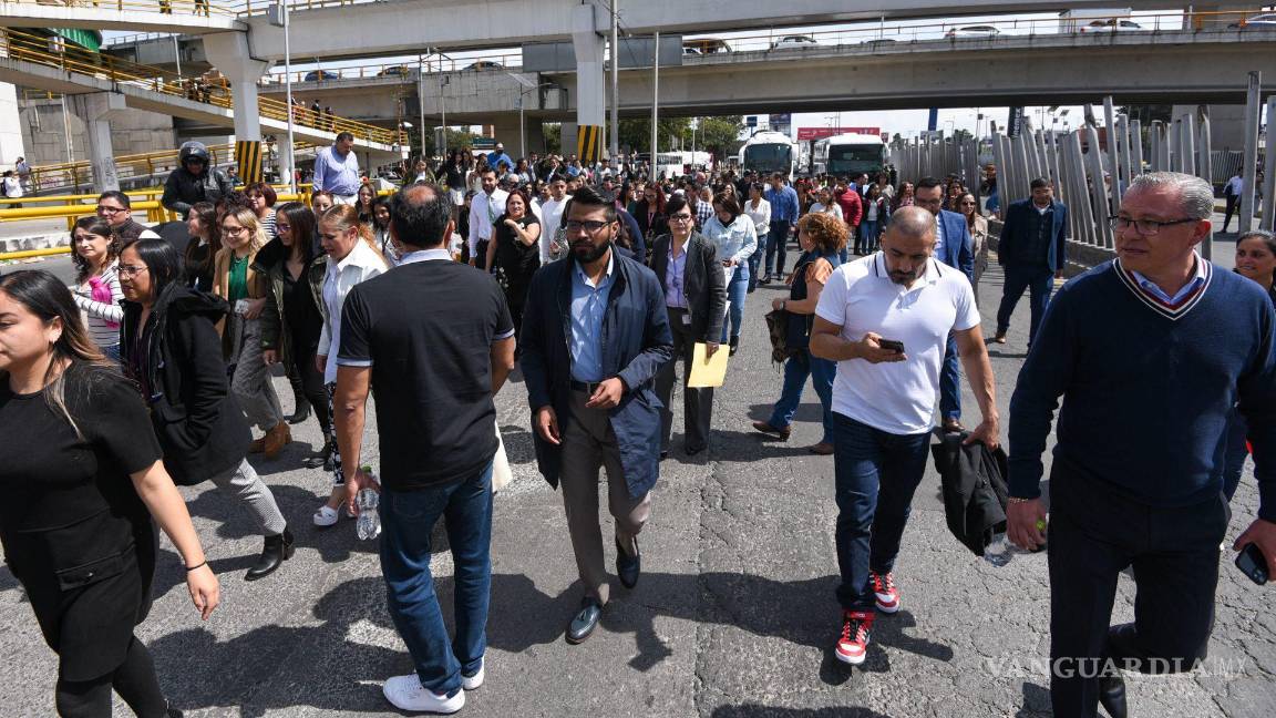$!Trabajadores del Poder Judicial de la Federación con sede en Toluca bloquearon la avenida Alfredo del Mazo como parte de las protestas en diversos estados.