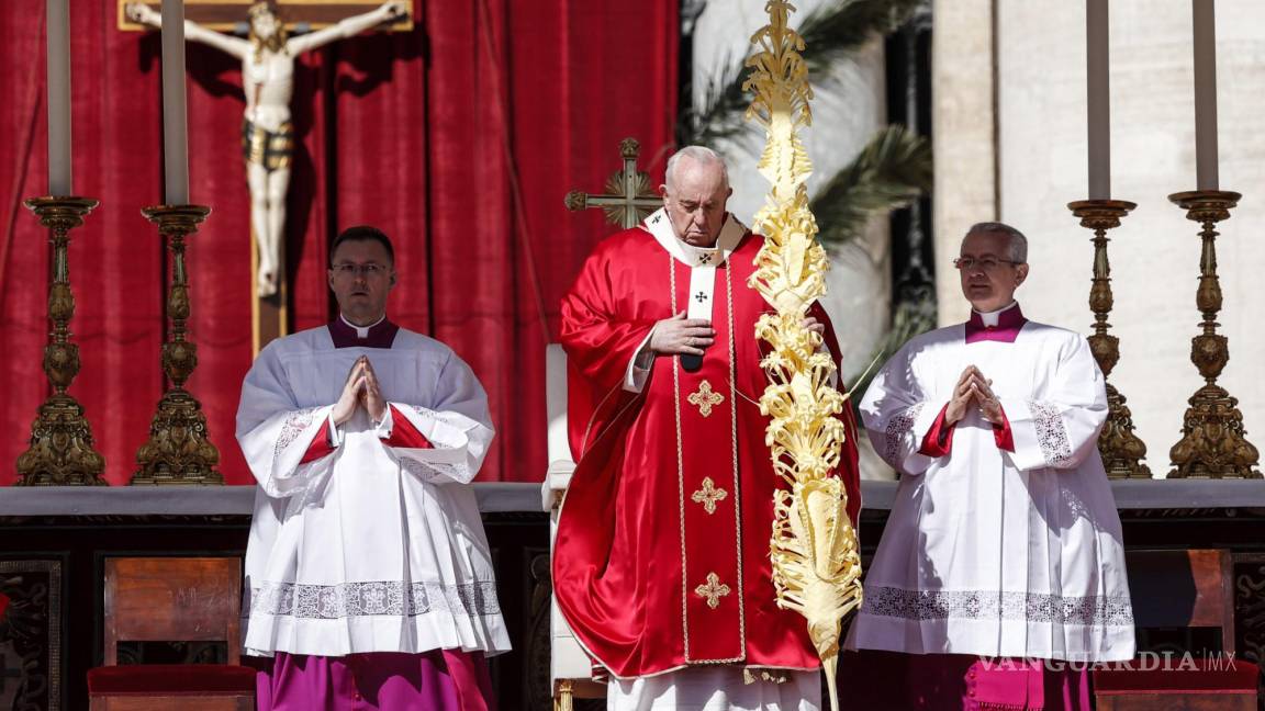 $!El Papa Francisco celebra la Misa del Domingo de Ramos en la Plaza de San Pedro, Ciudad del Vaticano, el 10 de abril de 2022.