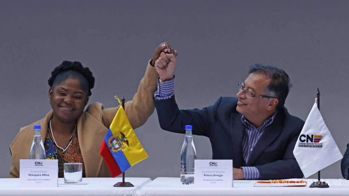 Recibe Gustavo Petro credencial como presidente de Colombia