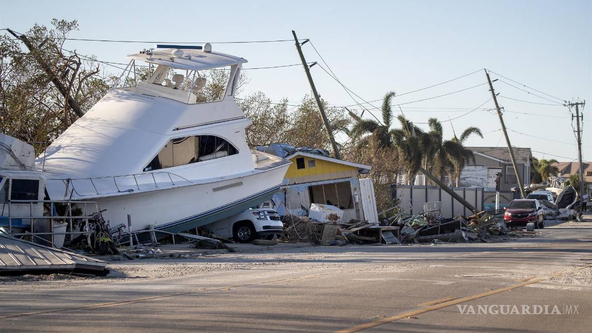 $!Un barco encima de una casa tras el paso del huracán Ian en la isla de San Carlos en Fort Myers Beach, Florida.