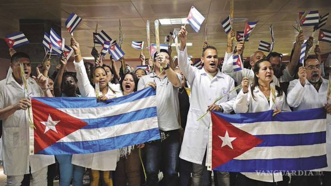 'No hacen nada, cobran mucho', se quejan del 'apoyo' de médicos cubanos en México