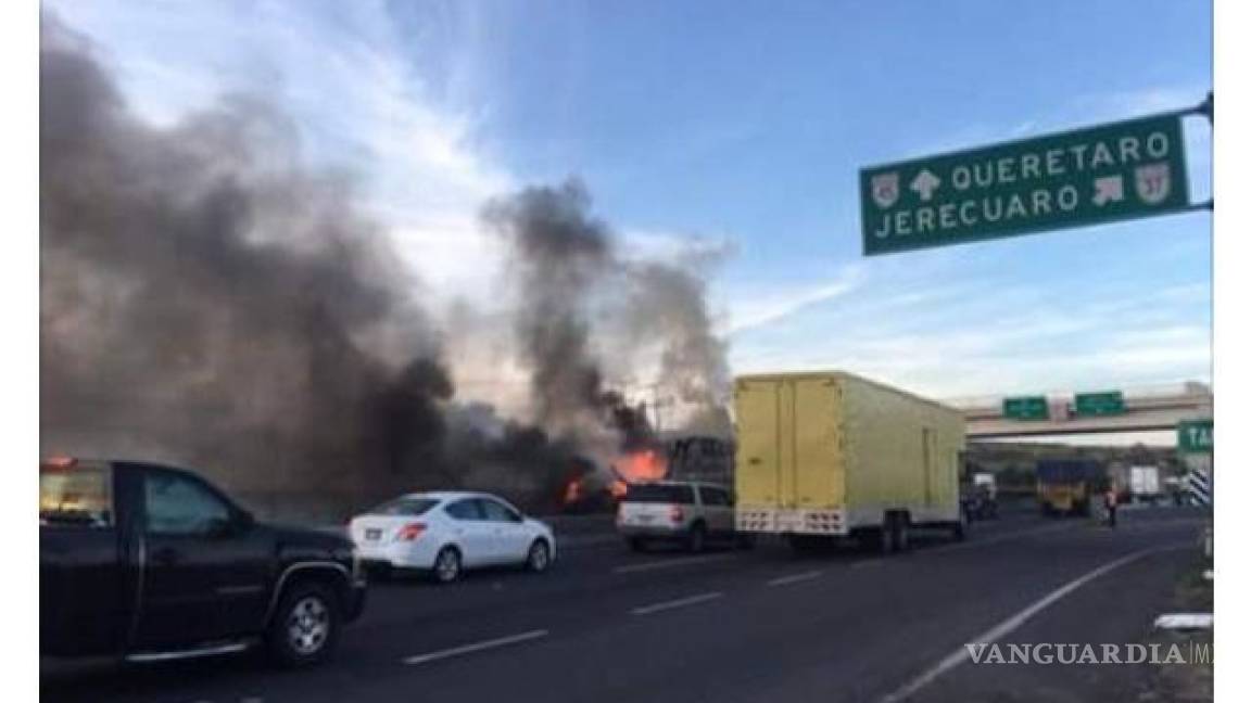 Civiles armados queman vehículos y bloquean carretera en Guanajuato; reportan ocho muertos