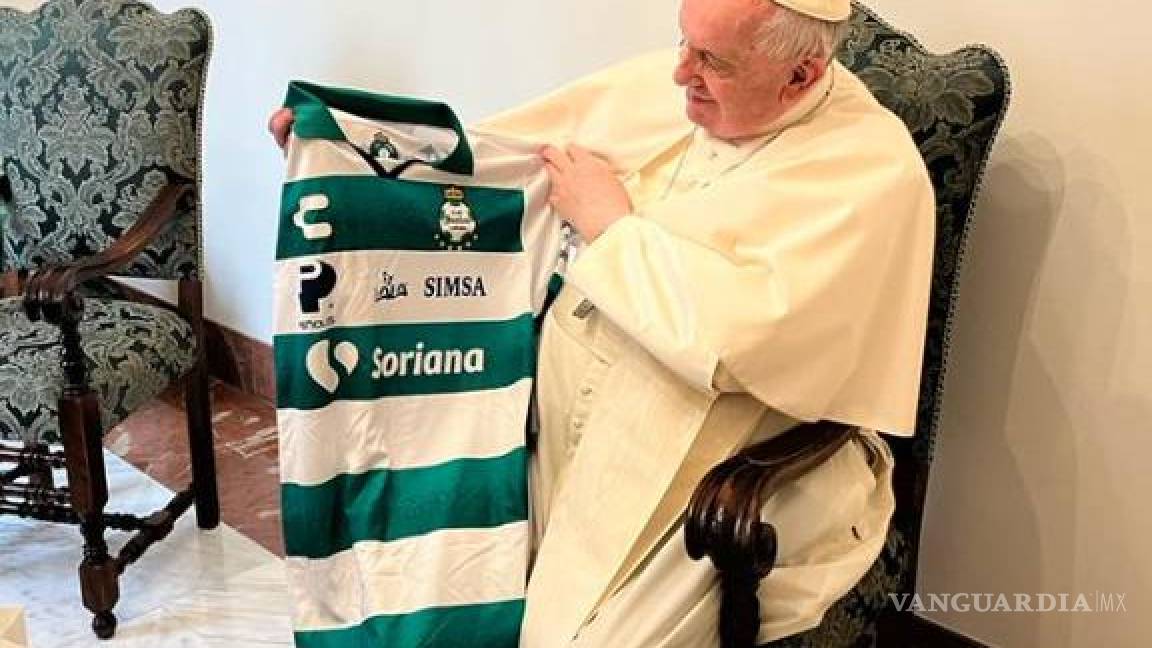 Recibe el Papa Francisco los jerseys del Santos Laguna y el Atlas