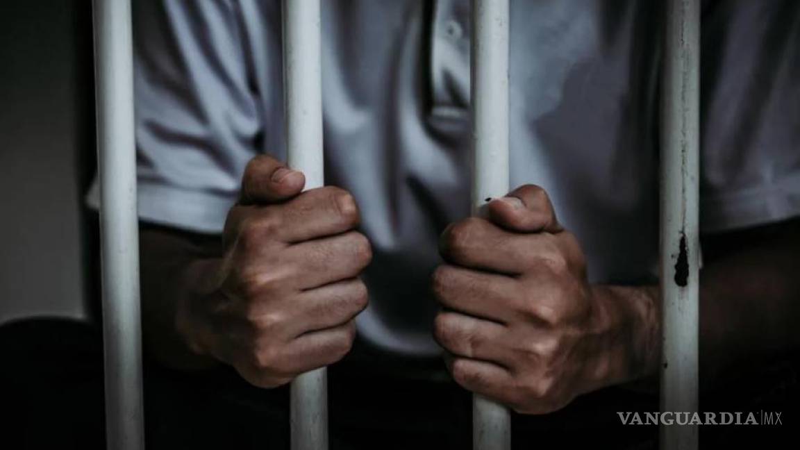 Le dan prisión preventiva por abusar de su hijastra en Saltillo