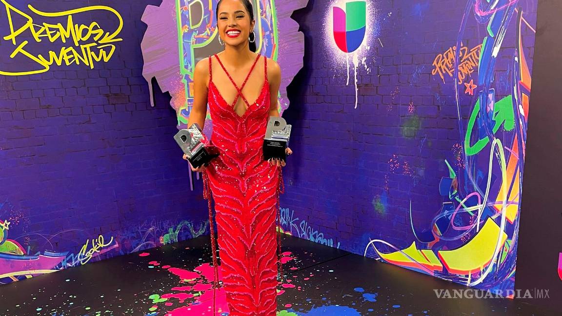 $!Karol G y Bad Bunny triunfan en unos Premios Juventud muy emotivos