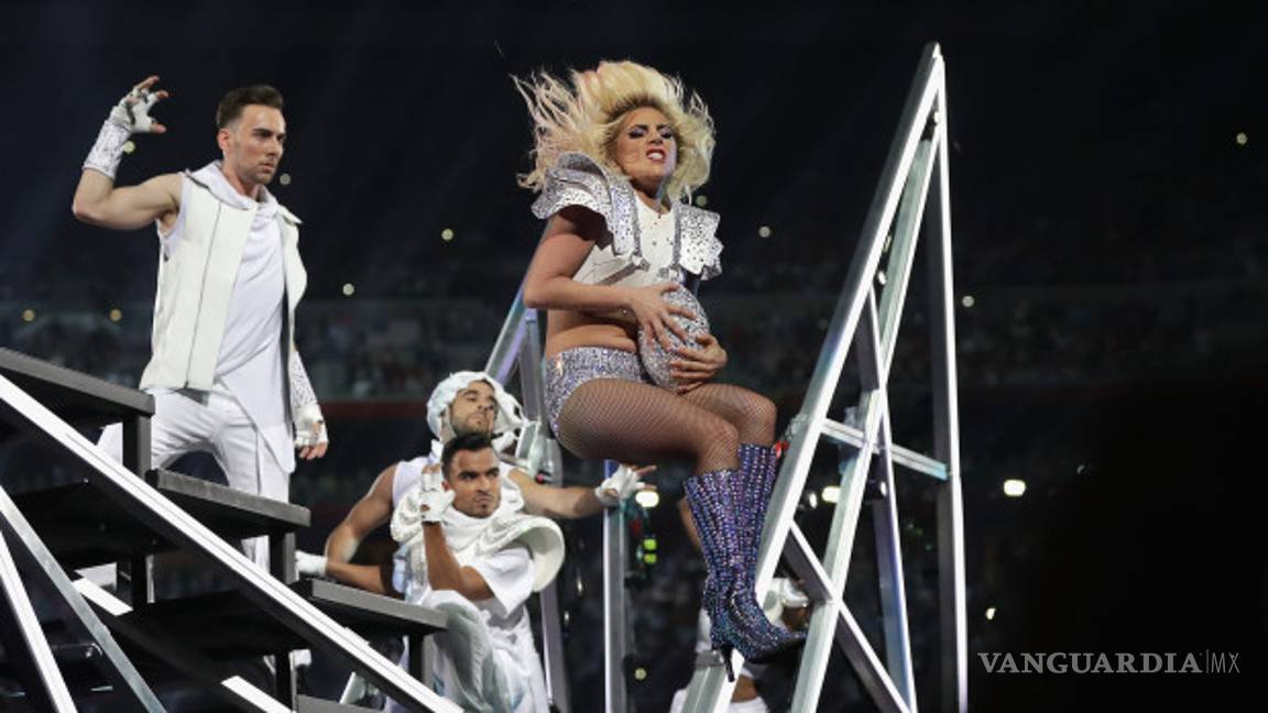 $!Lady Gaga triunfa con mensaje antirracista en Super Bowl 51