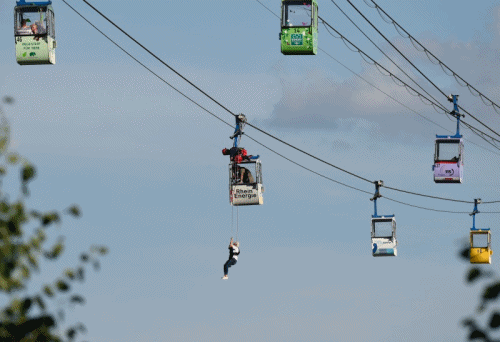 $!Rescatan a 65 personas atrapadas en un teleférico en Alemania