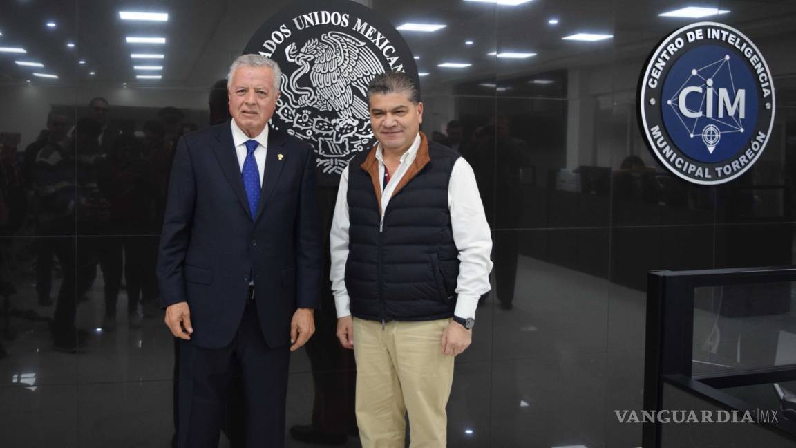 Jorge Zermeño y Miguel Riquelme recorren el Centro de Inteligencia Municipal de Torreón