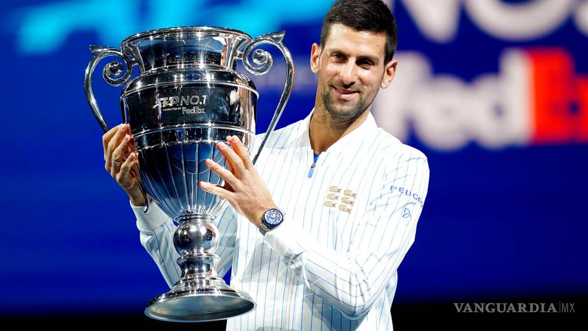 $!Cae el campeón defensor en el Masters de Londres y Djokovic recibe el trofeo del número uno