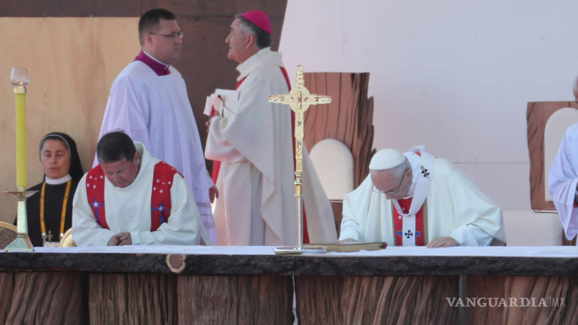 El papa habla de &quot;injusticias de siglos&quot; en su visita a Chile
