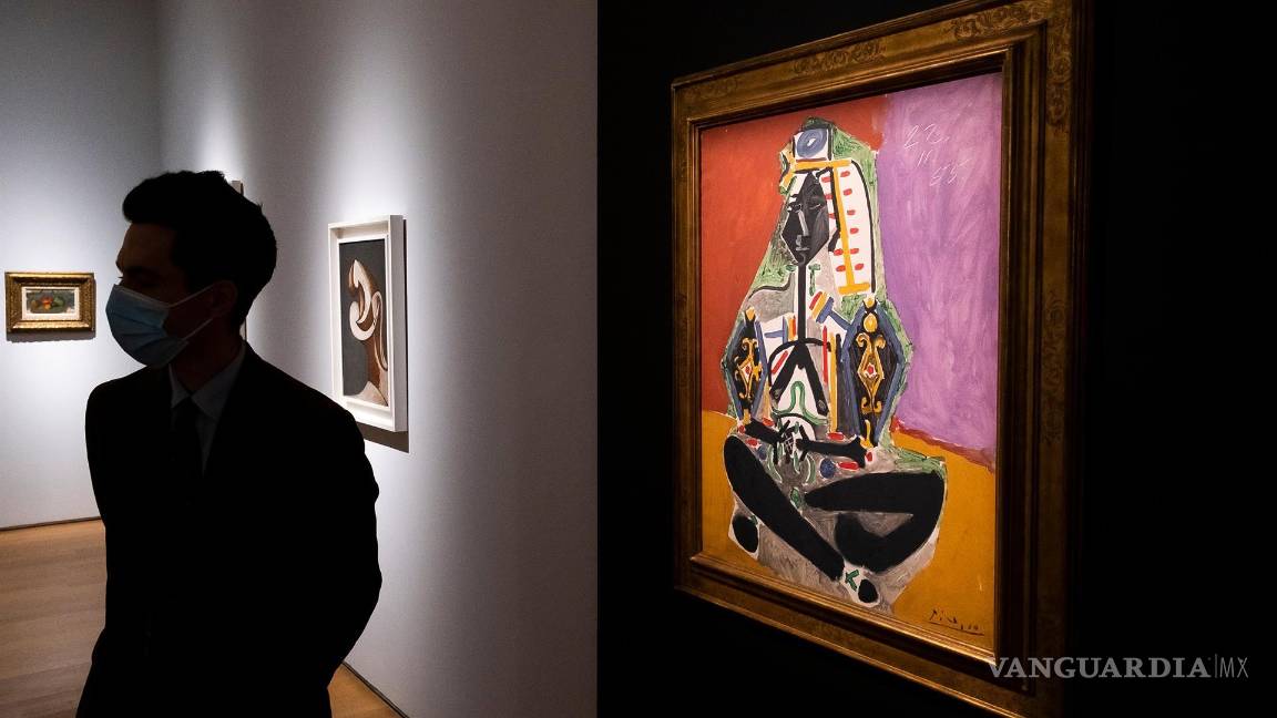 $!Fotografía en la que aparece la obra “Femme accroupie en costume turc II (Jacqueline)” (1955) de Pablo Picasso durante una vista previa de la subasta en Christie’s de Nueva York. EFE/Justin Lane