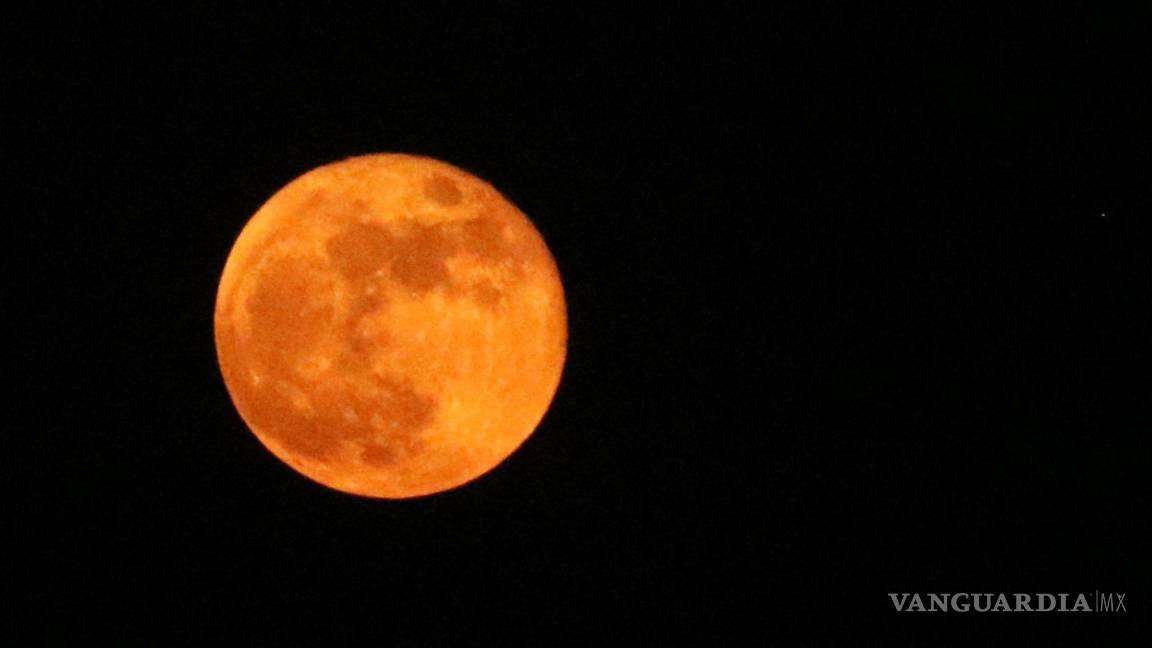 $!Habitualmente bañada en su luz plateada, ha adoptado tonalidades rojizas que han dejado a muchos maravillados.