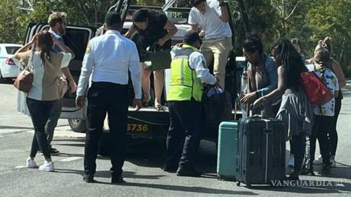 Taxistas bloquean zona hotelera de Cancún, obligan a turistas a caminar al aeropuerto