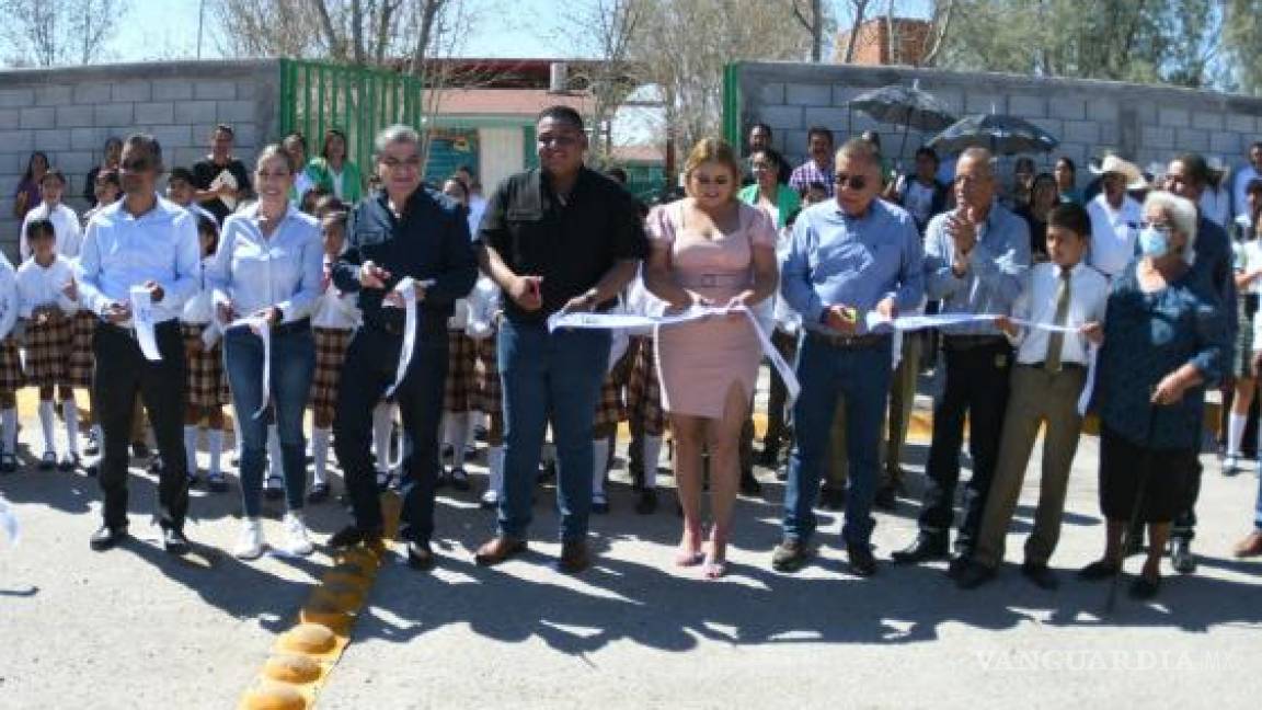 Inaugura Miguel Riquelme, gobernador de Coahuila, obras de infraestructura educativa y vial en Viesca