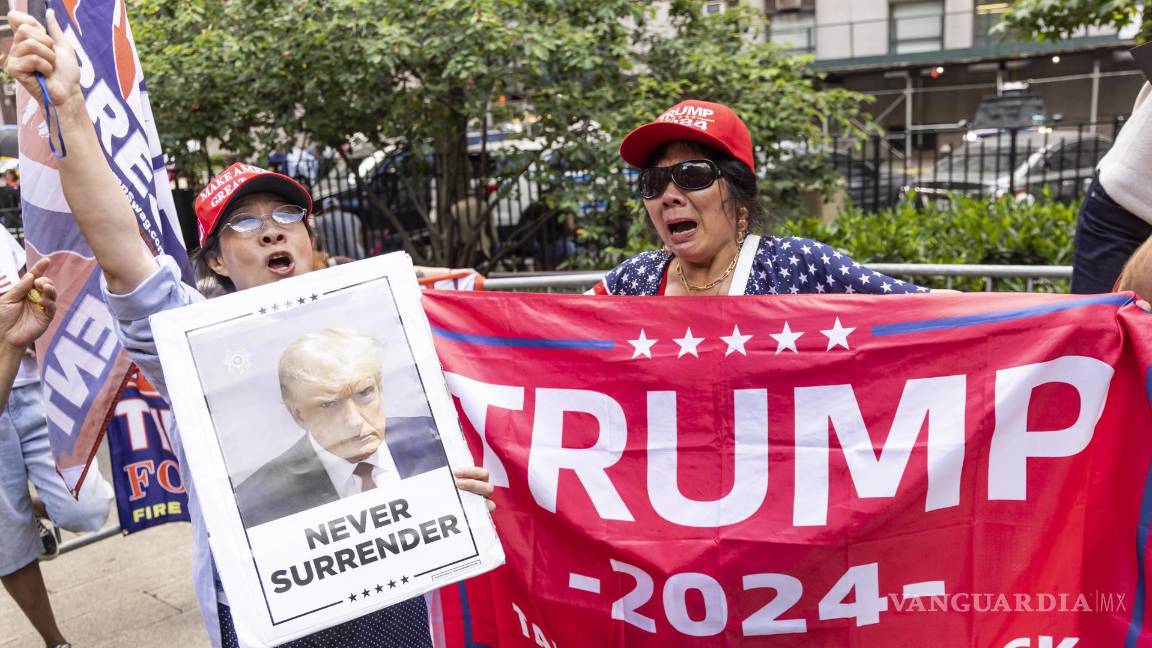 $!Seguidores de Donald Trump se manifestaron este miércoles afuera del lugar donde deliberaba el jurado.