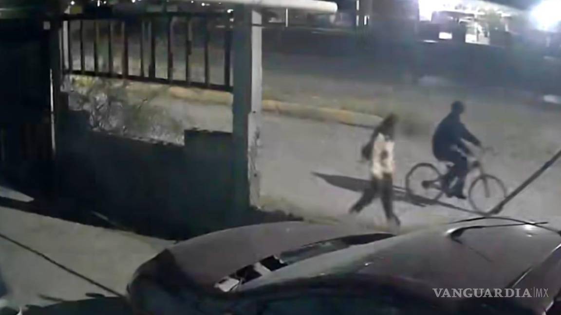 $!En las últimas imágenes de Jimena, se le observa al lado de un hombre en bicicleta.