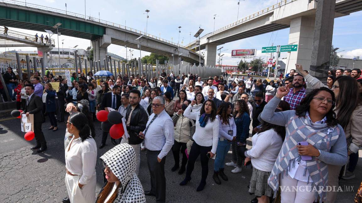 $!Trabajadores del Poder Judicial de la Federación con sede en Toluca bloquearon la avenida Alfredo del Mazo como parte de las protestas en diversos estados.