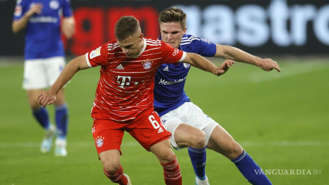 $!Marius Buelter (Rd) de GelsenkSchalke en acción contra Joshua Kimmich (i) de Munich durante el partido a entre FC Schalke 04 y FC Bayern Munich.