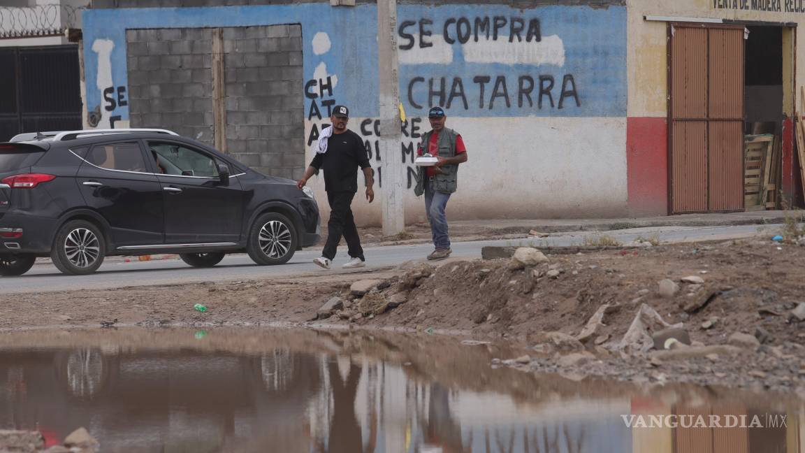 $!Juan José recuerda que hace más de dos décadas ocurrió una inundación, pero nunca con la magnitud de la del viernes.
