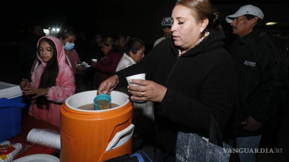 Acompañar en la enfermedad: hacen a un lado las fiestas y llevan comida a familiares de internos en hospital de Saltillo