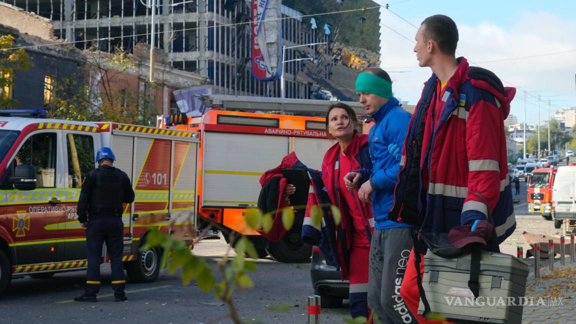 $!Un hombre herido recibe tratamiento médico en el lugar del bombardeo ruso, en Kyiv, Ucrania.