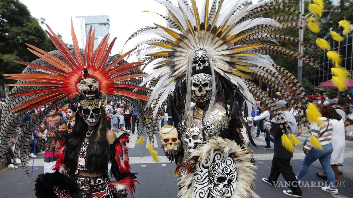 $!Una mujer participa en un desfile de catrinas, hoy en Ciudad de México (México).