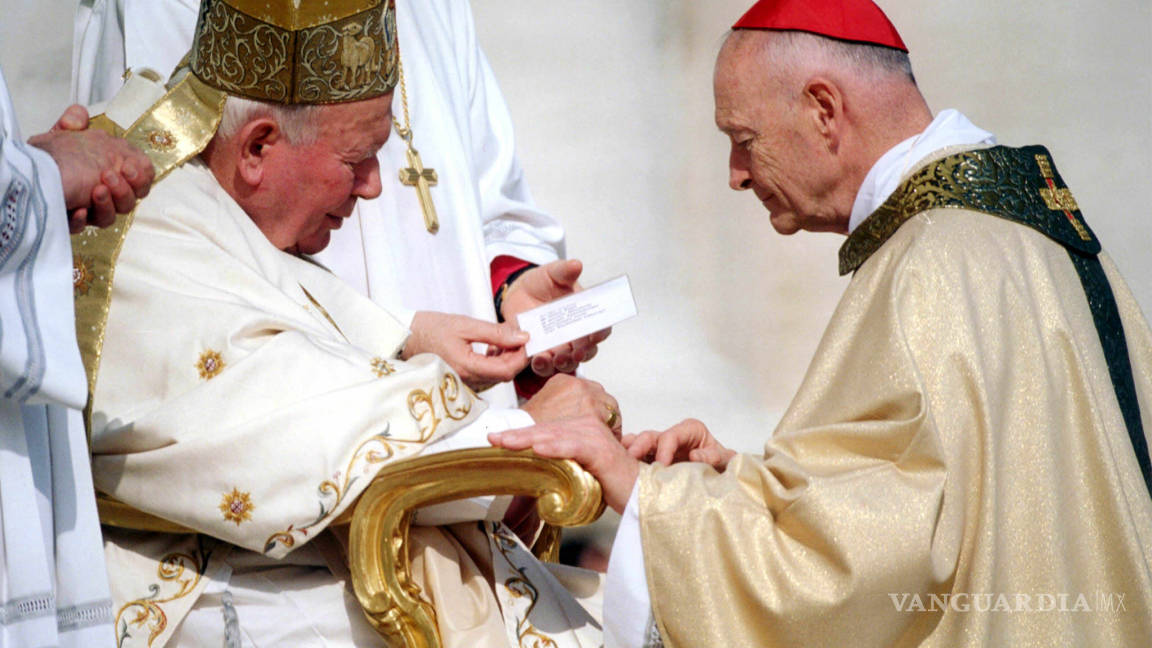 Piden suprimir culto a Juan Pablo II por las víctimas de sacerdotes pederastas