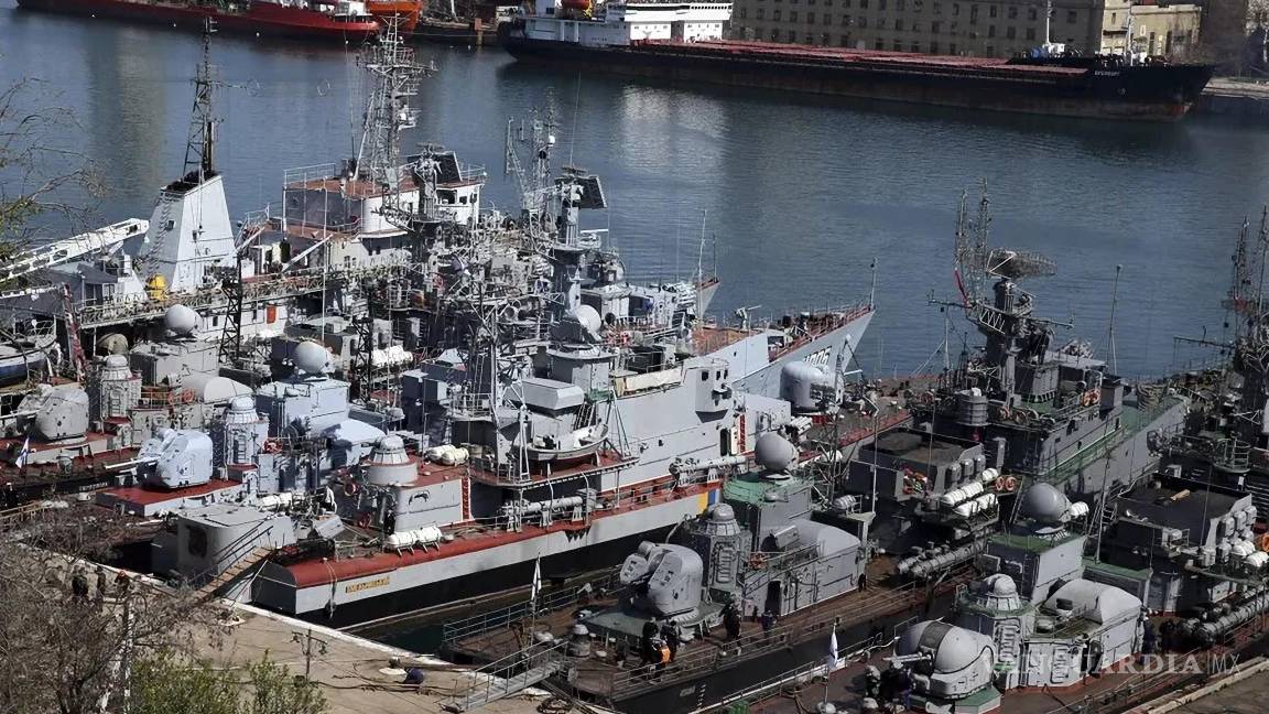 $!Navíos militares rusos en la bahía de Sebastopol, en la península de Crimea. La anexión ilegal de Crimea por parte de Moscú fue reconocida por Corea del Norte.