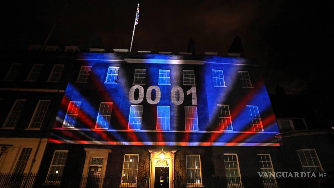 $!Un temporizador de cuenta regresiva para el Brexit y los colores de la bandera de la Unión Británica iluminan el exterior del número 10 de Downing Street.