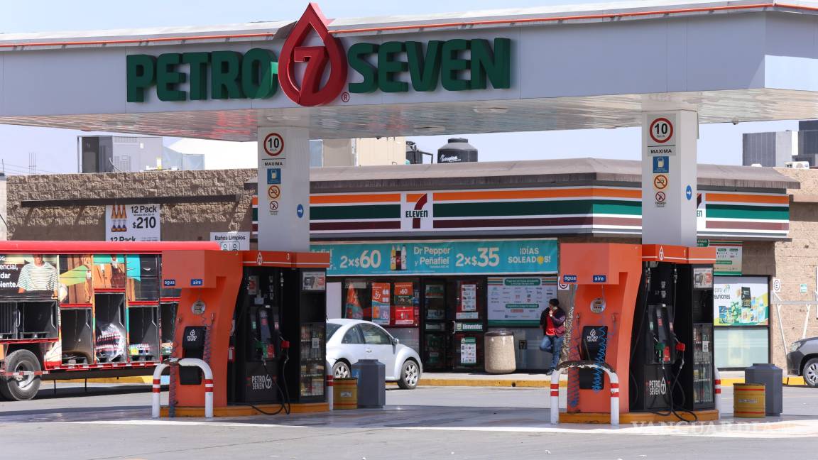 $!Los distintos grupos gasolineros acordaron no vender por encima de los 24 pesos el litro de la gasolina regular.
