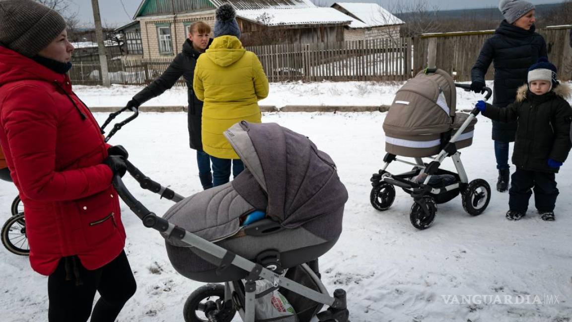 $!Madres ucranianas y sus bebés esperan chequeos en Levkivka, Ucrania, de un equipo que brinda servicios a los aldeanos.