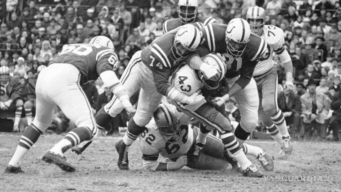 $!Don Perkins de los Dallas Cowboys es derribado por Billy Ray Smith (74) y Ordell Braase (81) de los Baltimore Colts el 3 de diciembre de 1967.