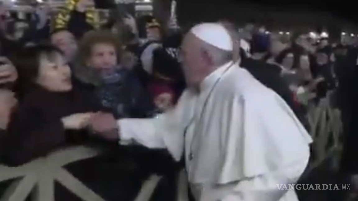 Papa Francisco da 'manazo' a mujer que le agarró bruscamente el brazo para saludarlo