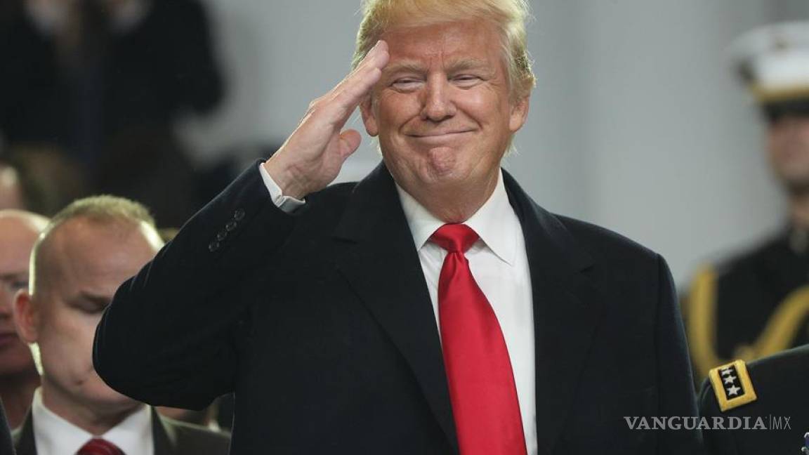 Después de criticar a los militares, Trump afirma que nadie los ama más que él