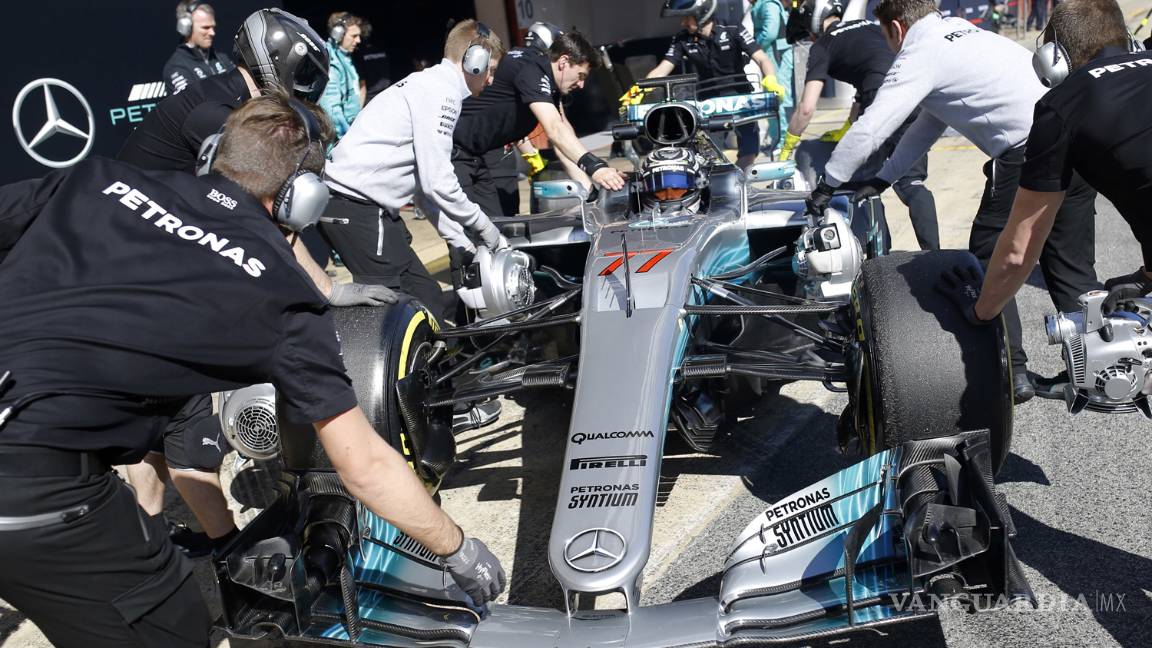 $!Rosberg visitó los pits