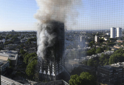 $!Padres desesperados tiraron a hijos del rascacielos en llamas en Londres