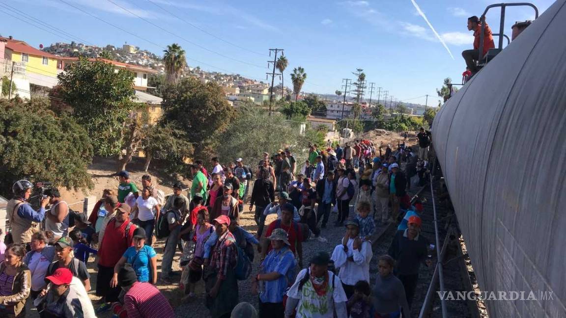 $!Estalla violencia en cruce Tijuana-San Diego; agentes de EU lanzan gas lacrimógeno a migrantes