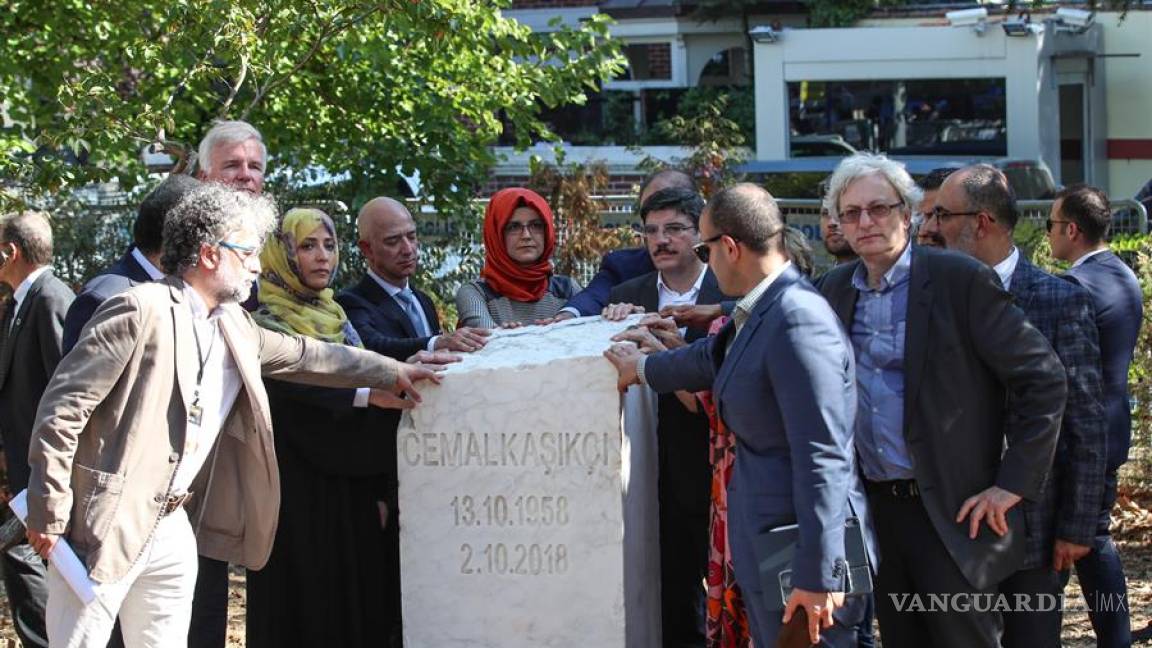 Amigos de Khashoggi colocan un monumento ante el consulado saudí de Estambul