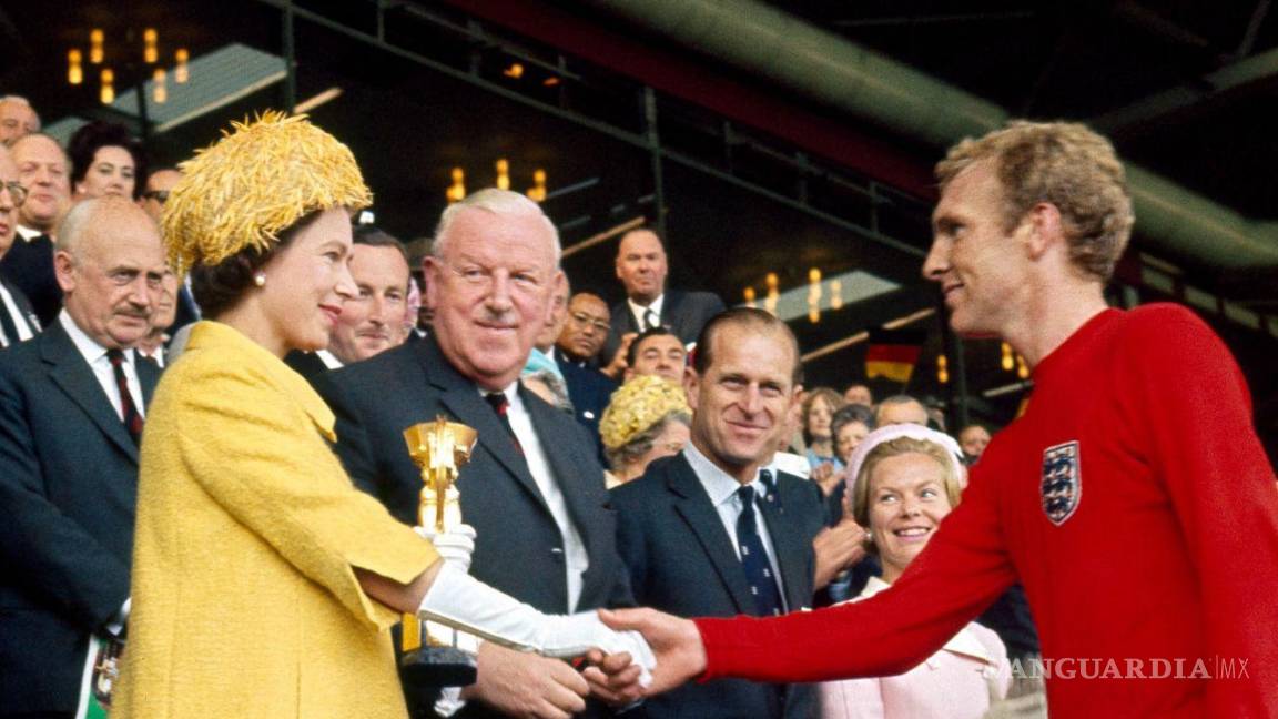 Un día, la Reina Isabel II entregó la Copa del Mundo a Inglaterra