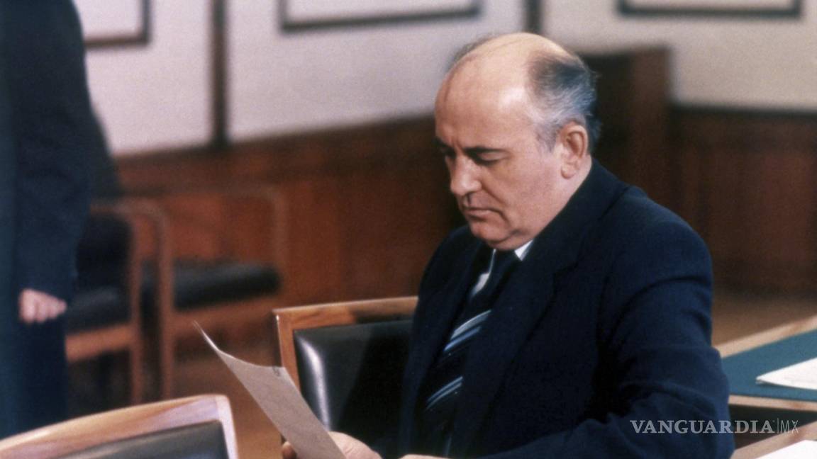 $!Mikhail S. Gorbachev, quien se convirtió en el nuevo líder soviético tras la muerte del presidente Constantin Chernenko en su oficina del Kremlin en mayo de 1985.
