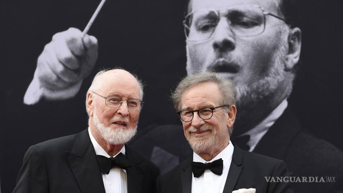 $!El compositor John Williams, a la izquierda, y el director Steven Spielberg posan en una gala de AFI en honor a Williams en Los Ángeles, el 9 de junio de 2016.