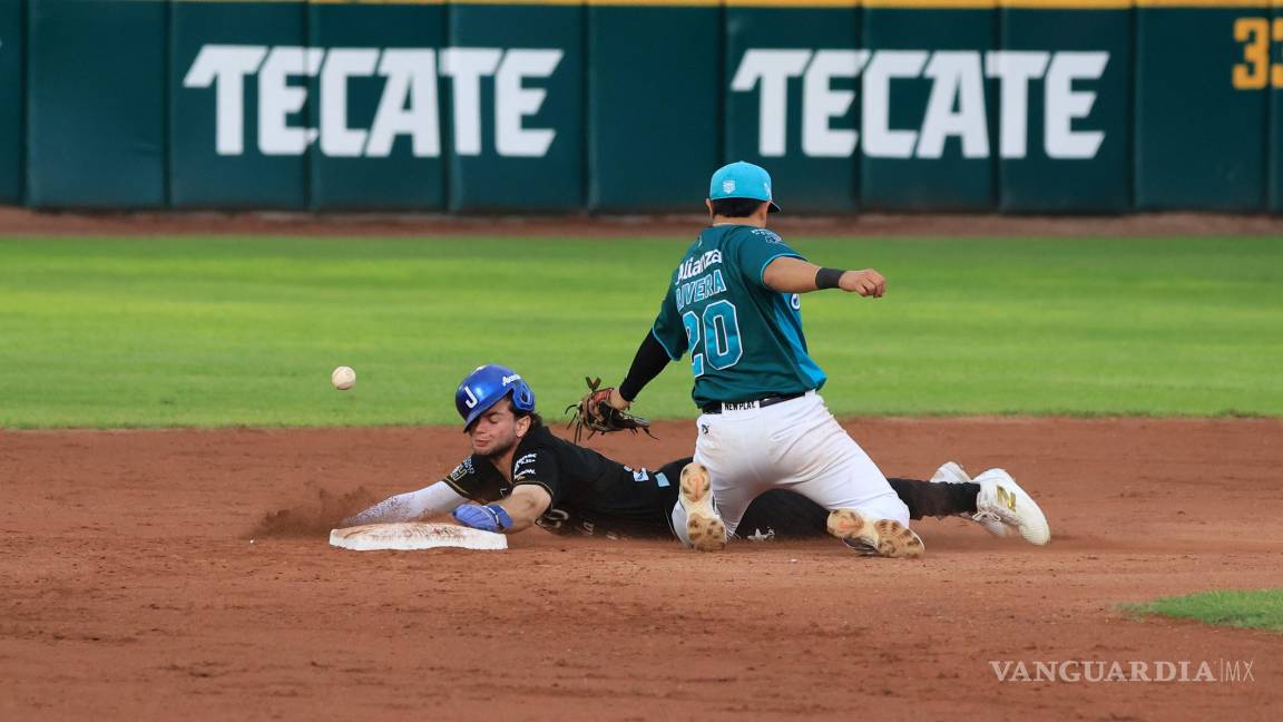 $!El tercer juego de la serie en Saltillo ofreció una montaña rusa de emociones y carreras.