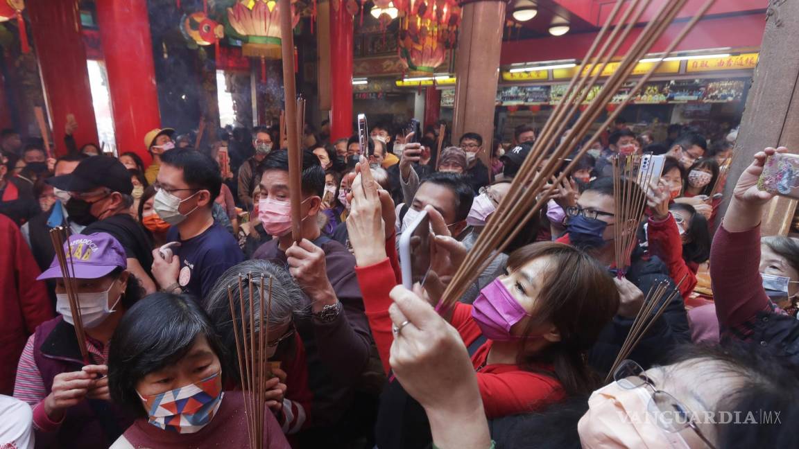 Festeja China Año Nuevo Lunar entre multitudes