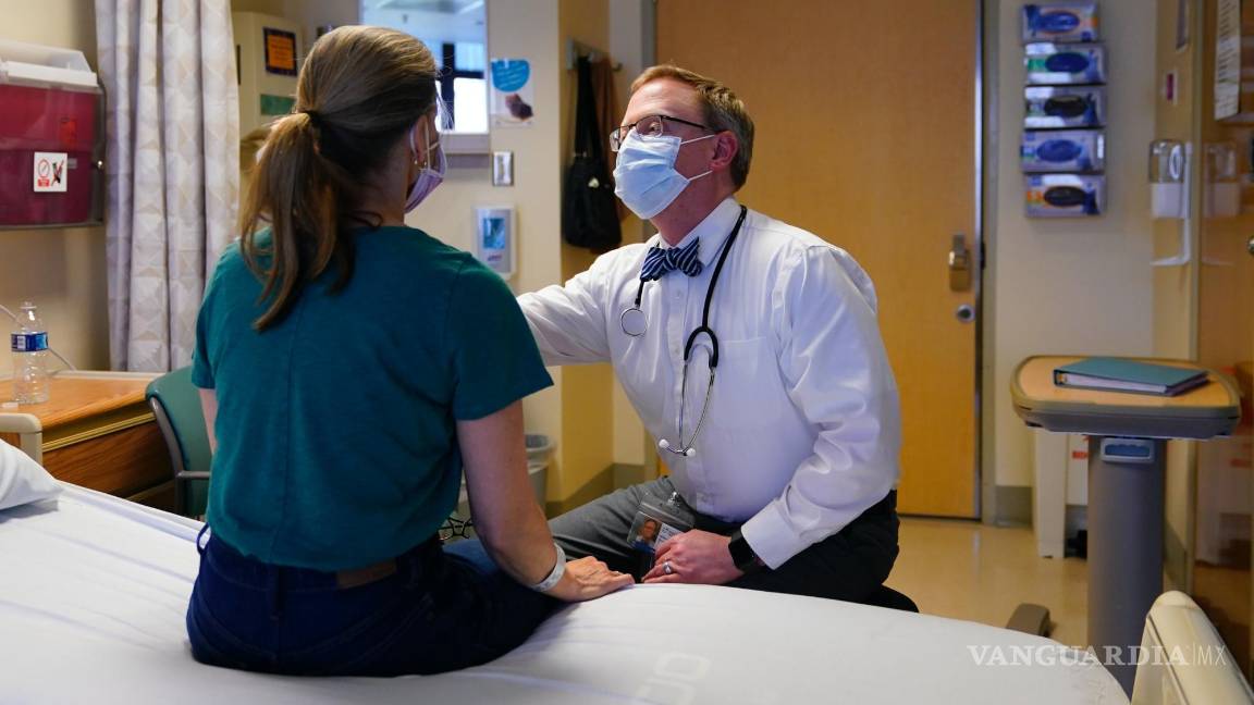 $!Kathleen Jade es examinada por el Dr. Will Gwin antes de recibir su tercera dosis de una vacuna experimental contra el cáncer de mama.