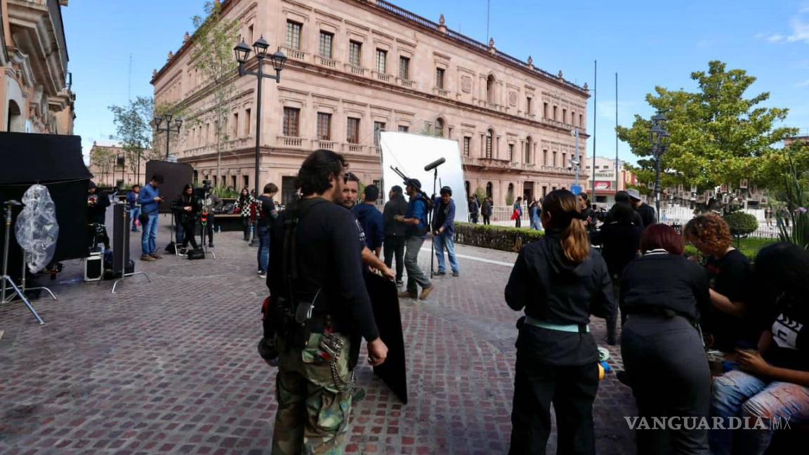 Filman en Paseo Capital de Saltillo escenas de la película ‘El Desaire’